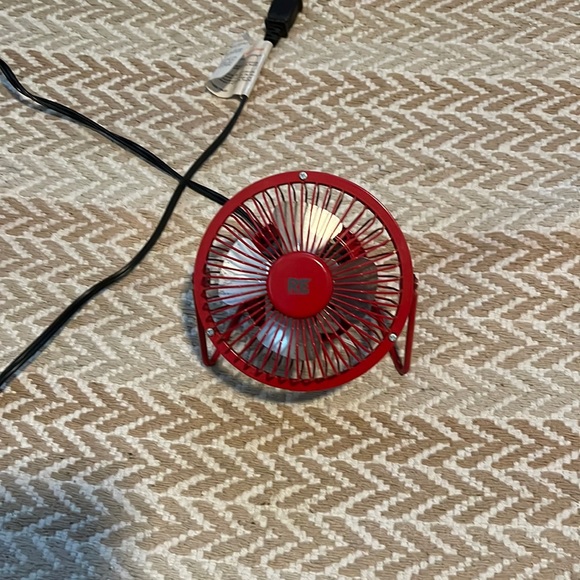 Small Red movable fan - Picture 1 of 3